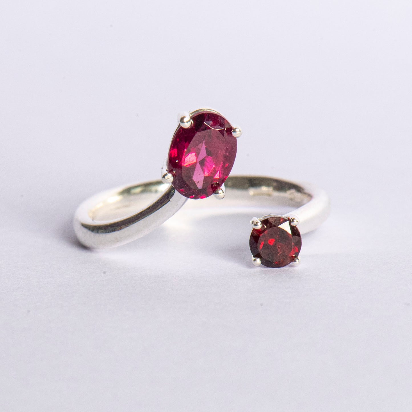 Anello "Andromeda" in Argento Rodiato - Rodolite