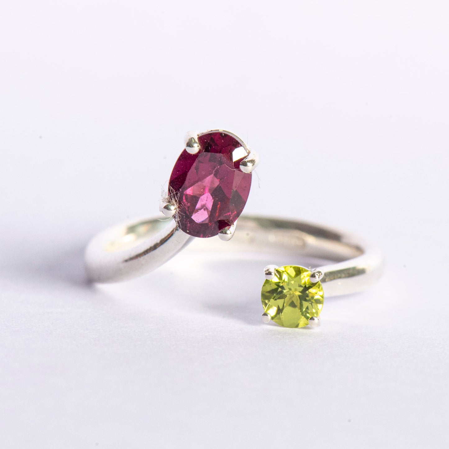 Anello "Andromeda" in Argento Rodiato - Rodolite