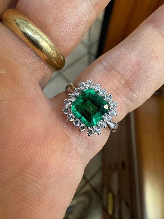 Anello in oro bianco, Smeraldo e diamanti